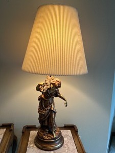 lot 178 image: Elegant Vintage Figurine Lamp