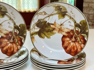 lot 251 image: Williams and Sonoma Botanical Pumpkin Plates- Set of 10
