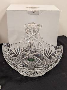lot 321 image: Beautiful Pair of Crystal Bowls