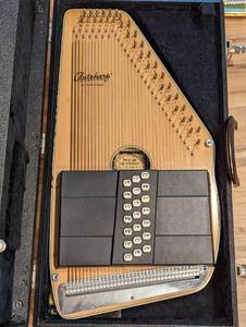 lot 332 image: Oscar Schmidt 36 String Autoharp