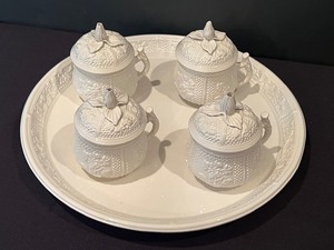 lot 407 image: Mottahedeh Pots a Creme Set of Four and Matching Platter