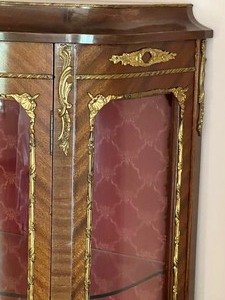 lot 279 image: Beautiful Vintage Spanish Crafted Vintage Display Cabinet