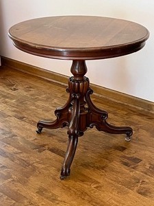 lot 267 image: Charming Round Pedestal Wooden Table