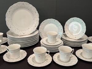 lot 261 image: Vintage China - Tirschenreuth Baronesse - Fleur De Lis Blue