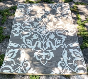 lot 426 image: Madmats Revisable Outdoor Rug made from 100% Recycled Plastic