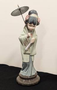 lot 341 image: Lladro Japanese Lady with Parasol Porcelain Figurine