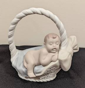 lot 344 image: Lladro Porcelain Plaque and Baby Figurine