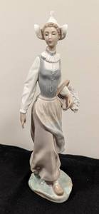 lot 347 image: Lladro Dutch Girl Porcelain Figurine