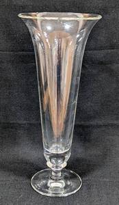 lot 352 image: Vera Wang for Wedgwood Crystal Vase