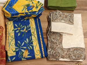 lot 382 image: Assorted Decorative Linens