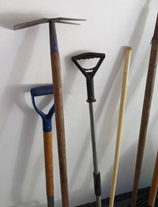 lot 487 image: Assorted Lawn Tools and Shovels
