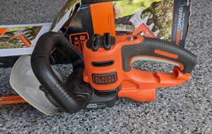 lot 492 image: Black and Decker Corded Hedge Trimmer