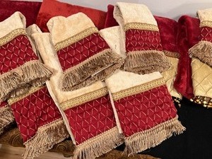 lot 397 image: Set of Lovely Decorative Bathroom Towels
