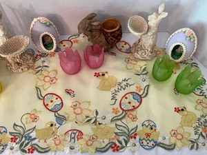 lot 36 image: Variety of Wonderful Easter and Spring Decorating Items