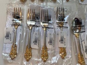 lot 11 image: New Wallace Grand Baroque Sterling Flatware