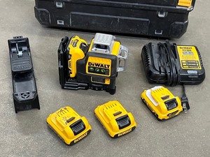 lot 18 image: DeWalt 360-Degree Laser Set
