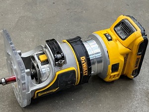 lot 19 image: DeWalt DCW600 XR Brushless 20Volt Max Cordless Compact Router