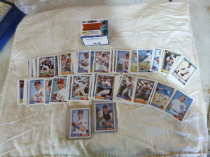 lot 111 image: 1992 Topps Traded Series Baseball 132 Card Set