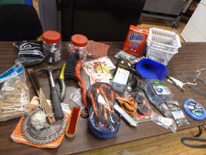lot 31 image: Garage Items