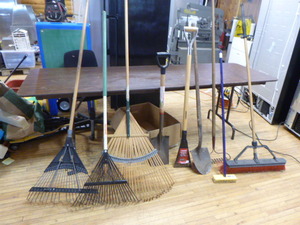 lot 35 image: Lawn and Garden Tools