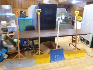 lot 36 image: Snow Shovels