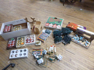 lot 85 image: Christmas Items