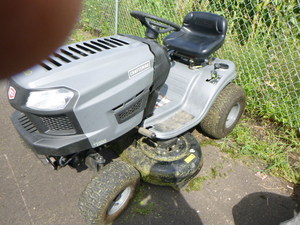lot 20 image: Craftsman T1000 Riding Lawn Mower