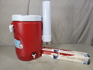 New Rubbermaid 5 Gallon Drink Dispenser with Cup and Holder