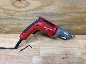 lot 25 image: MILWAUKEE 6.8 Amp 18-Gauge Shear