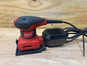 lot 31 image: MILWAUKEE 3 Amp 14 Sheet Corded Palm Sander