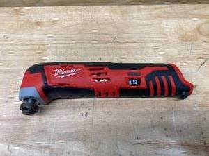 lot 51 image: MILWAUKEE M12 12V Lithium-Ion Cordless Oscillating Multi-Tool (Tool-Only)