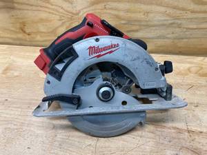 lot 52 image: MILWAUKEE M18 18V Lithium-Ion Brushless Cordless 7-14 in. Circular Saw (Tool-Only)