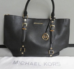 lot 3 image: NEW MICHAEL KORS PURSE IN SATIN BAG