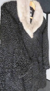 lot 8 image: VINTAGE DONALDSONS MINNESOTA FUR COAT