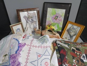 lot 12 image: VINTAGE FIGURINES  VINTAGE3 LINENS