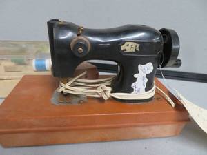 lot 18 image: HOLLY HOBBY SEWING MACHINE.