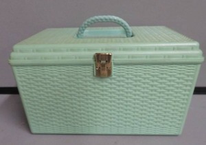 lot 20 image: GREEN SEWING STORAGE BOX
