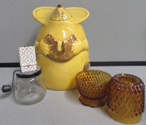 lot 27 image: VINTAGE MOUSE COOKIE JAR, VINTAGE ANDROCK CHOPPER,& INDIAN GLASS  FAIRY LAMP