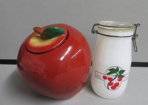 lot 28 image: VINTAGE APPLE COOKIE JAR & SUGAR JAR WITH CLASP LID