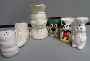 lot 37 image: VINTAGE SALT & PEPPER SHAKERS PLUS