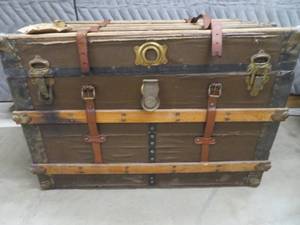 lot 41 image: VINTAGE TRUNK