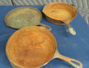 lot 46 image: 2 CAST IRON SKILLETS & CAST IRON GRIDDLE