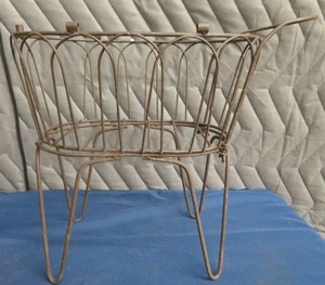 lot 49 image: VINTAGE WIRE BASKET