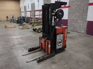 lot 6 image: Raymond 20R30TT Stand Up Reach Fork...