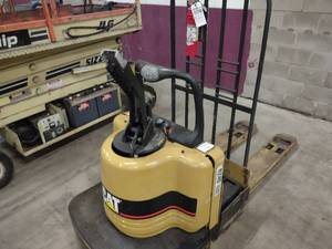 lot 7 image: Caterpillar NPV60 WalkieRider Elec...