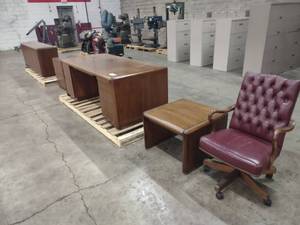lot 371 image: 5 pc. Office Suite, Desk is 78x38...