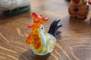lot 746 image: Rooster Glass Table Dcor