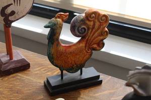 lot 751 image: Rooster Metal Table Dcor