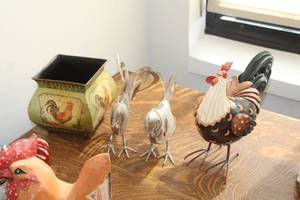 lot 754 image: Lot of (4) Rooster Metal Table Dcor