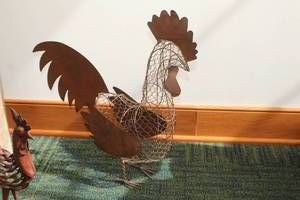 lot 757 image: Rooster Metal Table Dcor